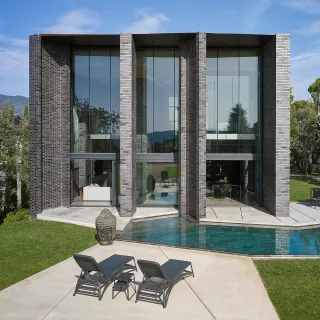 BlackB_House: muebles Nardi junto a la piscina en un magnífico proyecto arquitectónico