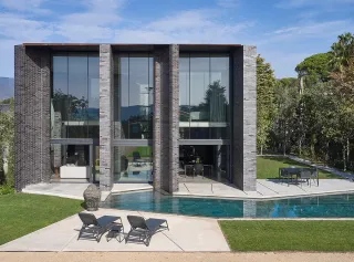 BlackB_House: muebles Nardi junto a la piscina en un magnífico proyecto arquitectónico