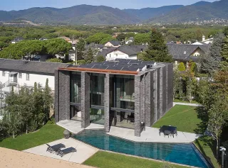 BlackB_House: muebles Nardi junto a la piscina en un magnífico proyecto arquitectónico