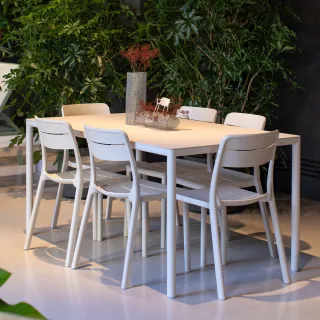 Jedes Schaufenster ist eine Erzählung, die auf den Neuheiten der Einrichtungskollektionen für den Außenbereich des Unternehmens basiert: