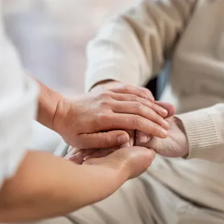 Beauty and comfort in the garden to make the elderly smile